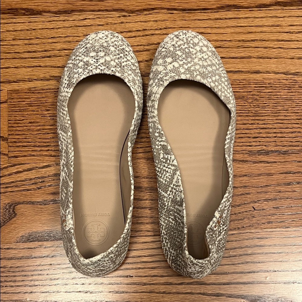 Tory Burch Women's Snakeskin Pattern Flats - Cream and Gray